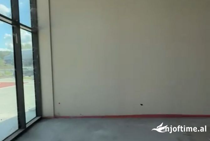 Ambiente Commerciale in Affitto 2+1 a Tirana - 2,600 Euro