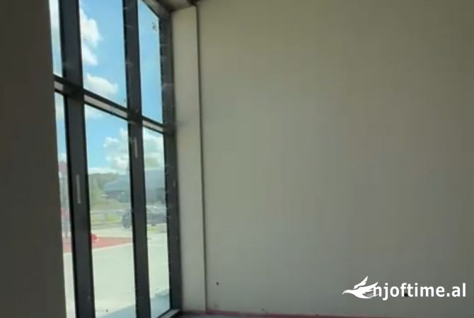 Ambiente Commerciale in Affitto 2+1 a Tirana - 2,600 Euro