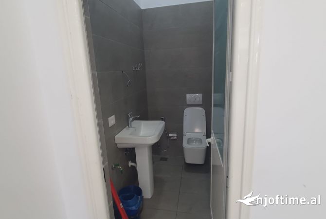 Jepet me Qera Dyqani , Rruga Demokracia Kamez