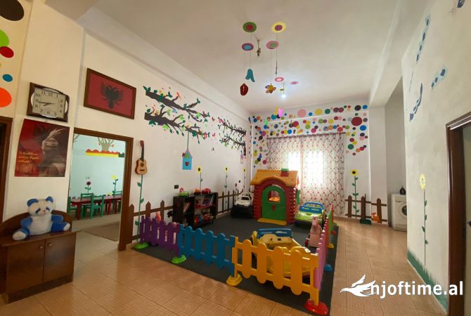 Ambiente Commerciale in Affitto 3+1 a Tirana - 800 Euro