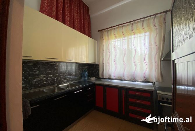 Jepet me Qera Ambjent per kopesht privat ne Laprake 