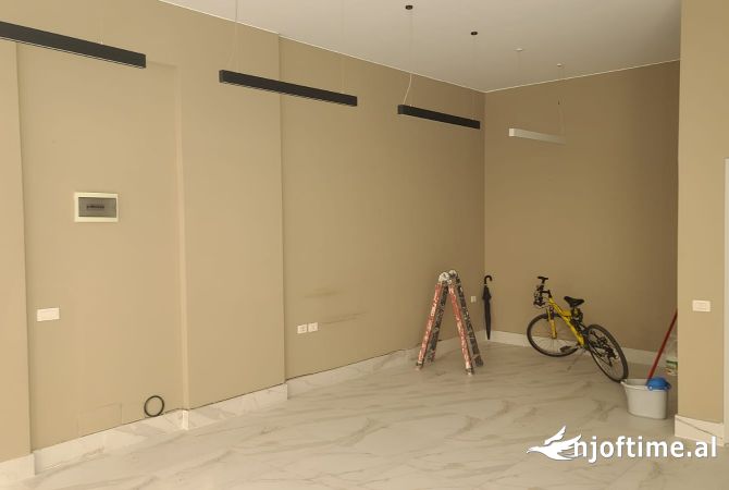 Ambiente Commerciale in Affitto 1+1 a Tirana - 1,200 Euro