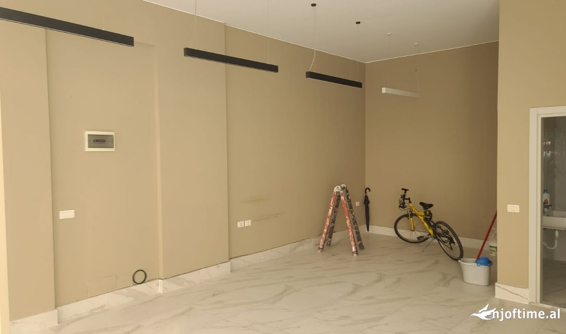 JEPET SUPER AMBJENT NE QENDER TE TIRANES