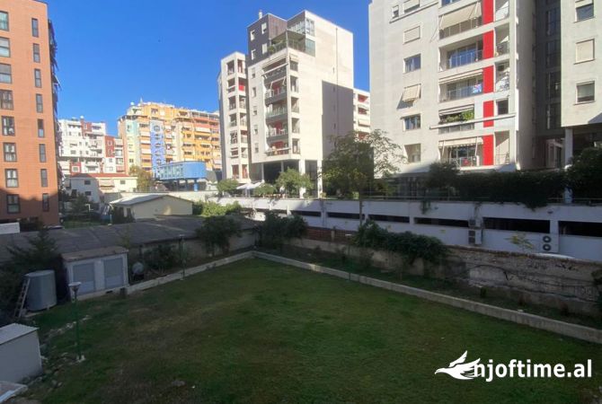 Ambiente Commerciale in Affitto 3+1 a Tirana - 1,200 Euro