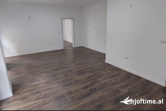 Ambiente Commerciale in Affitto 3+1 a Tirana - 3,500 Euro