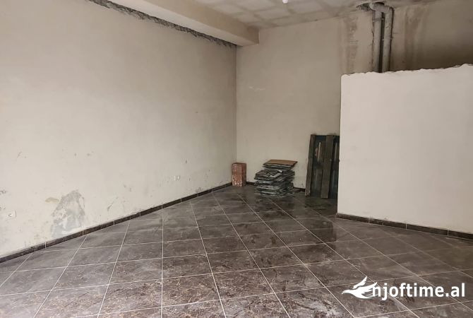 Ambiente Commerciale in Affitto 3+1 a Tirana - 300 Euro