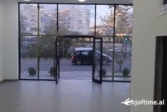 Ambiente Commerciale in Affitto 3+1 a Tirana - 2,000 Euro