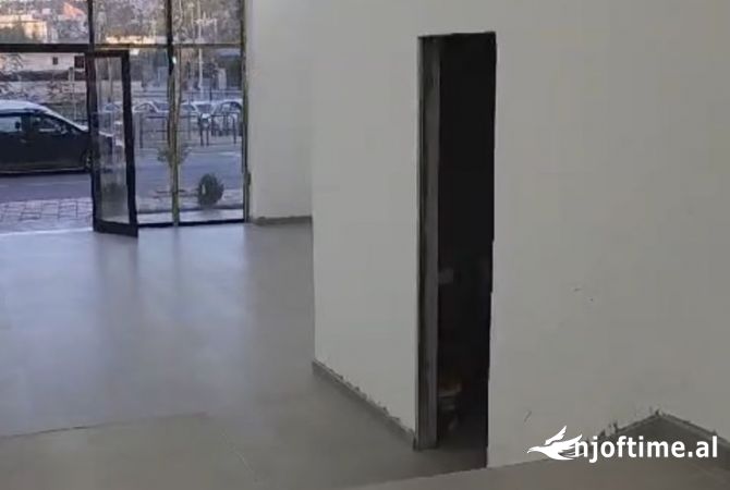 Ambiente Commerciale in Affitto 3+1 a Tirana - 2,000 Euro