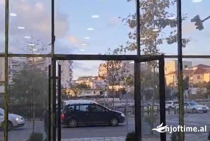 Ambiente Commerciale in Affitto 3+1 a Tirana - 2,000 Euro