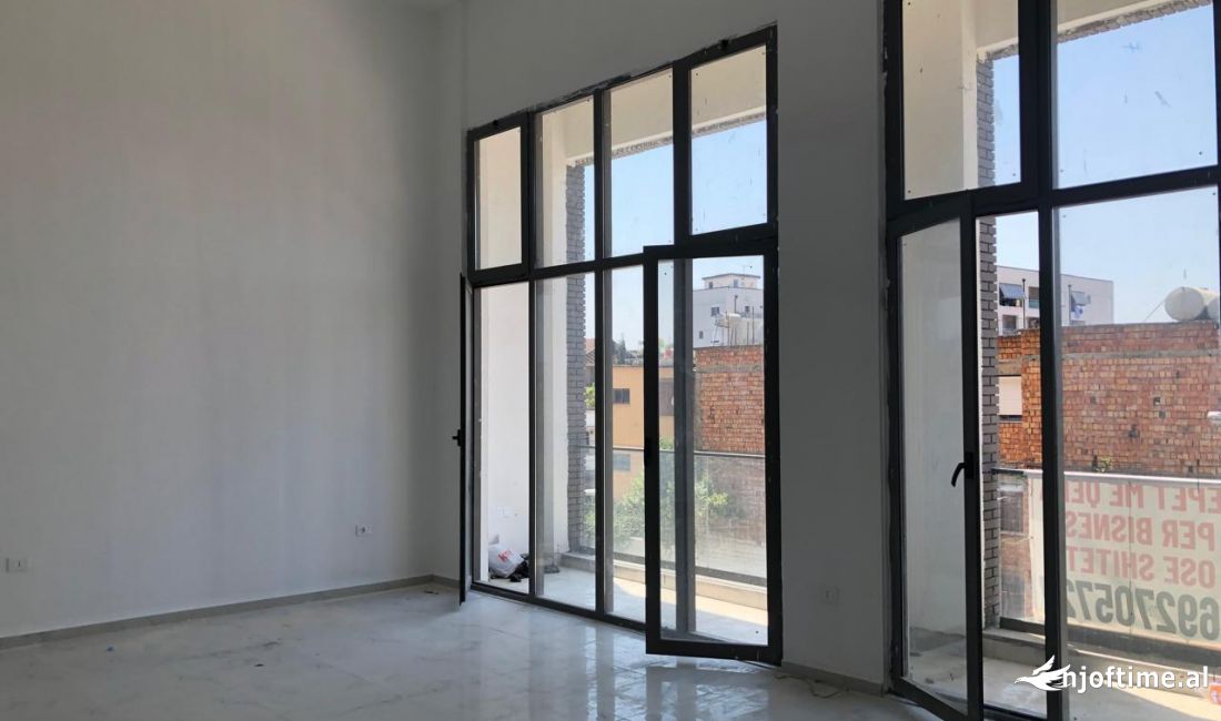 SHITET DYQANI BASHKE ME GARAZH NE XHAMLLIK.