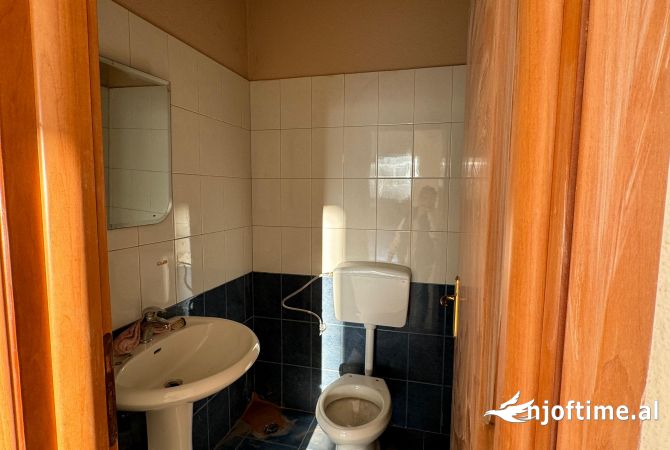 Jepet  Ambjent Biznesi me Qera Tek Ambasada Amerikane