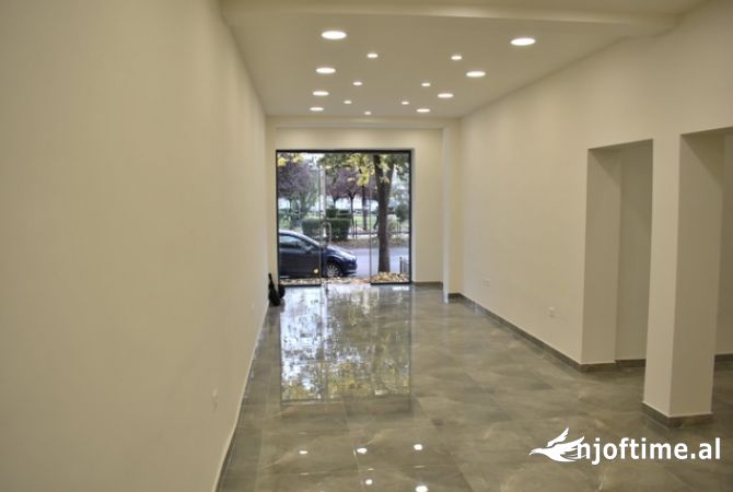 Ambiente Commerciale in Vendita 1+1 a Tirana - 530,000 Euro