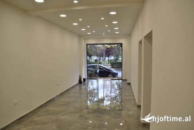 Ambiente Commerciale in Vendita 1+1 a Tirana - 530,000 Euro