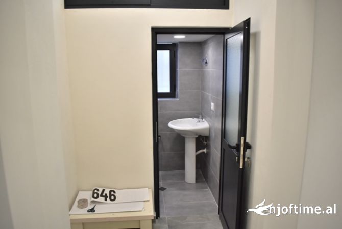 Ambiente Commerciale in Vendita 1+1 a Tirana - 530,000 Euro