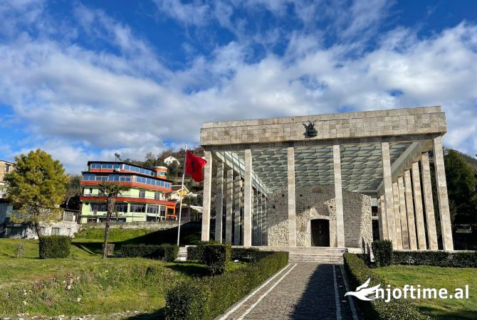 Ambiente Commerciale in Affitto 5+1 a Alessio - 3,000 Euro