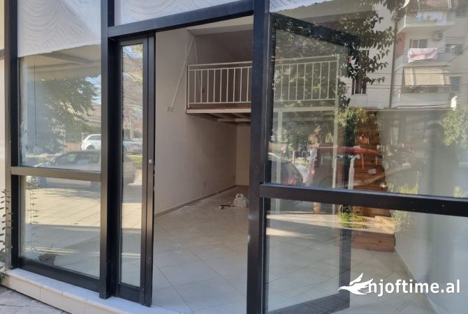 Ambiente Commerciale in Affitto 3+1 a Tirana - 500 Euro