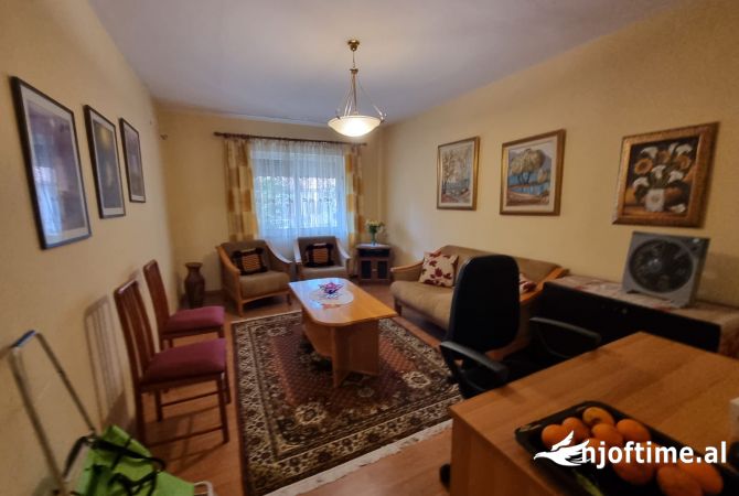 Ambiente Commerciale in Affitto 3+1 a Tirana - 200 Euro