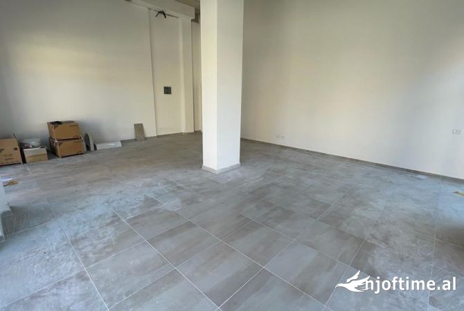 Ambiente Commerciale in Affitto 1+1 a Tirana - 500 Euro