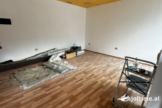 Ambiente Commerciale in Affitto 1+1 a Tirana - 3,000 Euro