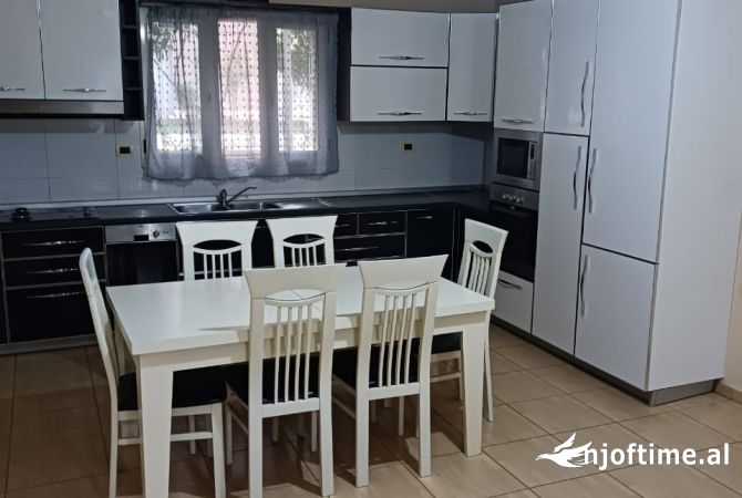 Appartamento in affitto a Tirana 4+1, Arredato