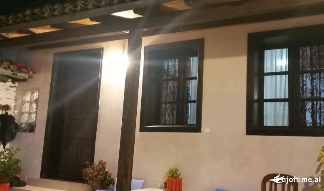 Shtepi ne shitje Shtepi Private ne Berat, 2+1, Mobilimi E mobiluar, Pagesa 156,000  Euro.