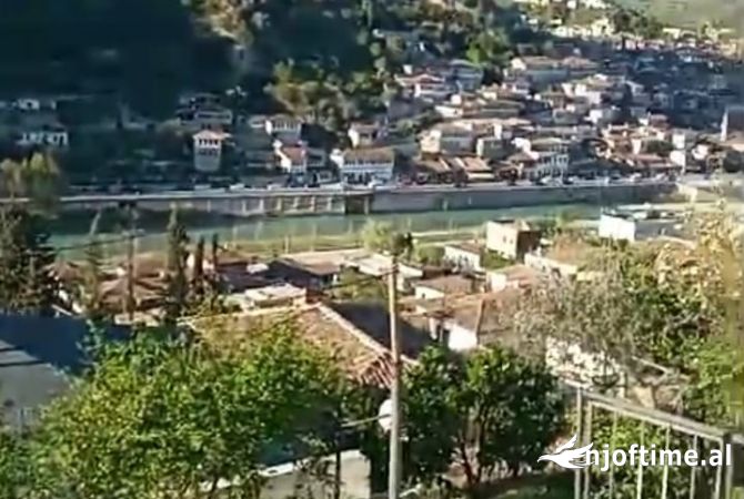 Shtepi ne shitje Shtepi Private ne Berat, 2+1, Mobilimi E mobiluar, Pagesa 156,000  Euro.