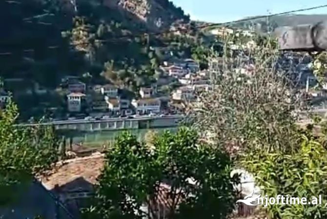 Shtepi ne shitje Shtepi Private ne Berat, 2+1, Mobilimi E mobiluar, Pagesa 156,000  Euro.