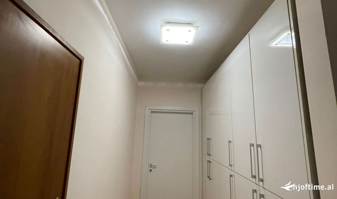 NE KOPSHTIN BOTANIK JEPEN ZYRAT PER QERA POR KA DHE MUNDESI PER SHITJE.