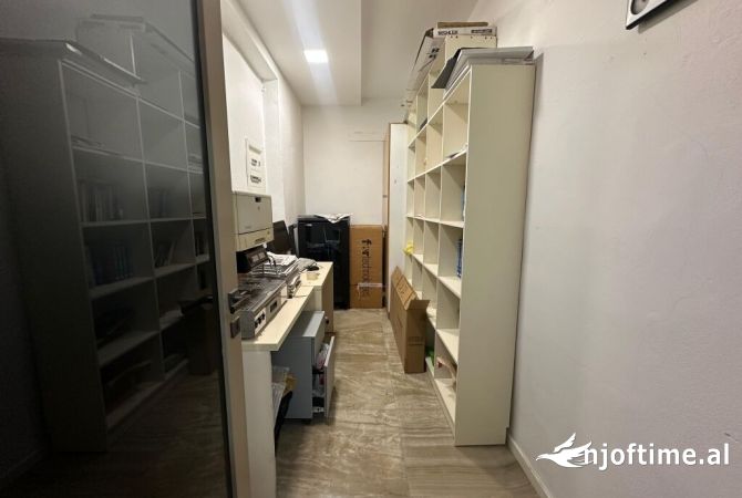 Ambiente Commerciale in Affitto 3+1 a Tirana - 1,200 Euro
