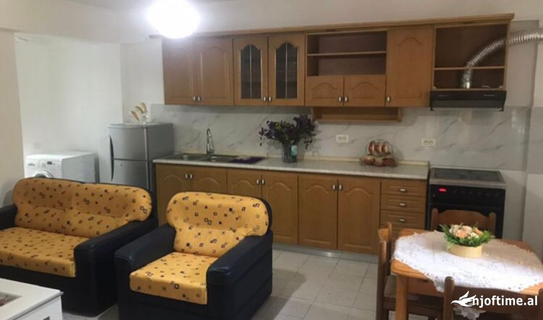 Shtepi me qera Shtepi Private ne Tirane, 1+1, Mobilimi E mobiluar, Pagesa 380  Euro.