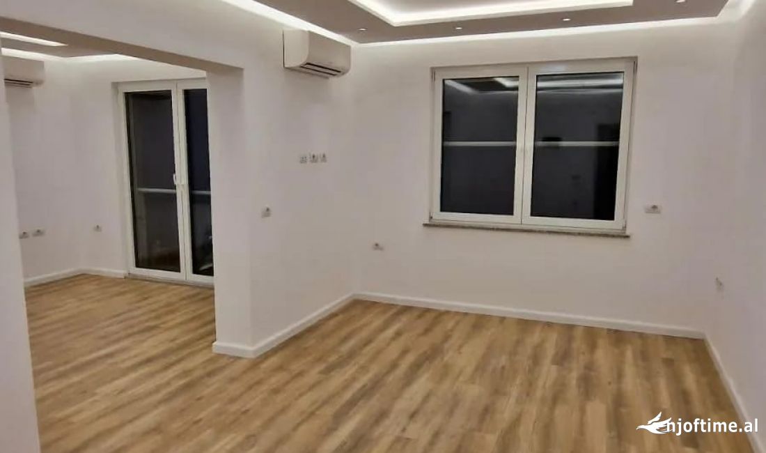 Jepen Ambiente Zyra me Qera ne Rrugen e Durresit Perballe Kafe Flores .