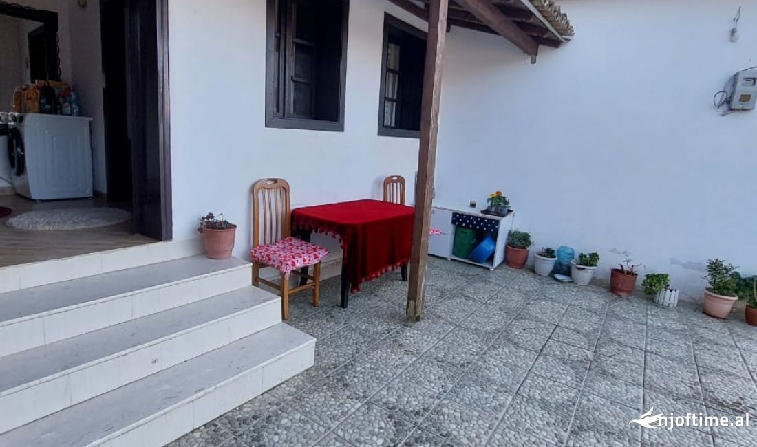 Shtepi ne shitje Shtepi Private ne Berat, 2+1, Mobilimi E mobiluar, Pagesa 130,000  Euro.