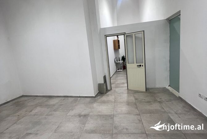 JEPET ME QERA SUPER DYQAN DUBLEX NE RRUGEN E BARRIKADAVE 