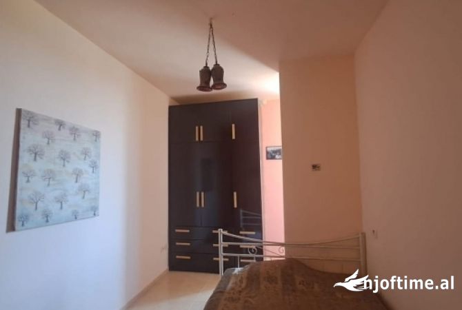 Shtepi ne shitje Apartament ne Tirane, 1+1, Mobilimi Bosh, pa mobiluar, Pagesa 70,000  Euro.