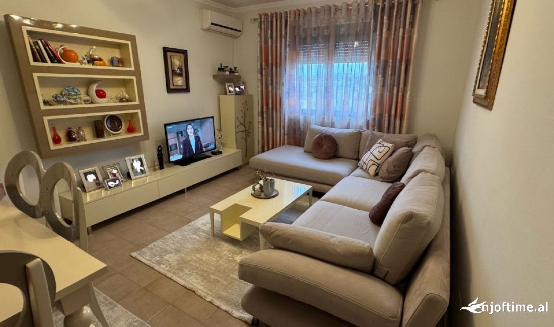 Shtepi ne shitje Apartament ne Tirane, 2+1, Mobilimi E mobiluar, Pagesa 100,000  Euro.