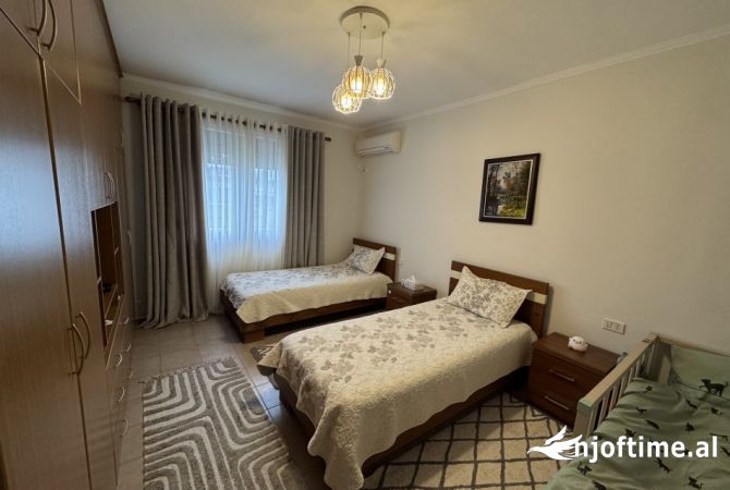 Shtepi ne shitje Apartament ne Tirane, 2+1, Mobilimi E mobiluar, Pagesa 100,000  Euro.