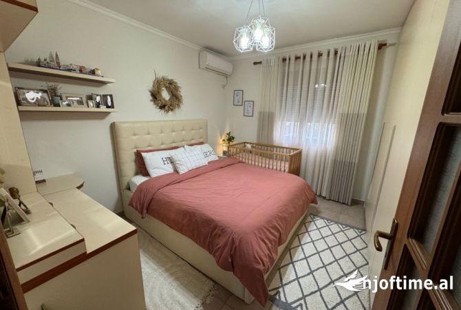 Shtepi ne shitje Apartament ne Tirane, 2+1, Mobilimi E mobiluar, Pagesa 100,000  Euro.
