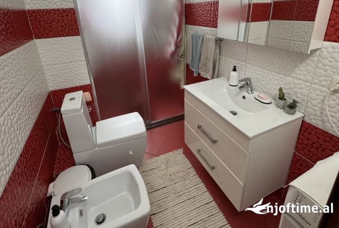 Shtepi ne shitje Apartament ne Tirane, 2+1, Mobilimi E mobiluar, Pagesa 100,000  Euro.