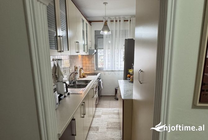 Shtepi ne shitje Apartament ne Tirane, 2+1, Mobilimi E mobiluar, Pagesa 100,000  Euro.