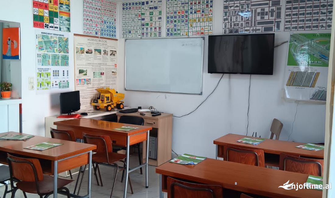 SHITET OKAZION AMBJENT BIZNESI NE RRUGE KRYESORE , KATI PERDHE NE XHAMLLIK 