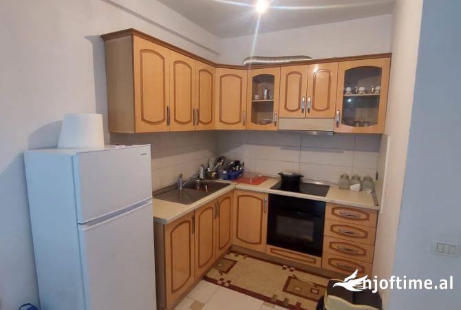 Shtepi ne shitje Apartament ne Tirane, 2+1, Mobilimi E mobiluar, Pagesa 160,000  Euro.