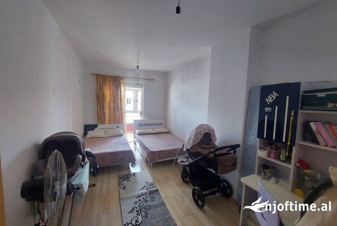 Shtepi ne shitje Apartament ne Tirane, 2+1, Mobilimi E mobiluar, Pagesa 160,000  Euro.