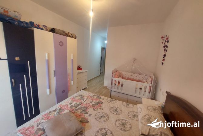 Shtepi ne shitje Apartament ne Tirane, 2+1, Mobilimi E mobiluar, Pagesa 160,000  Euro.