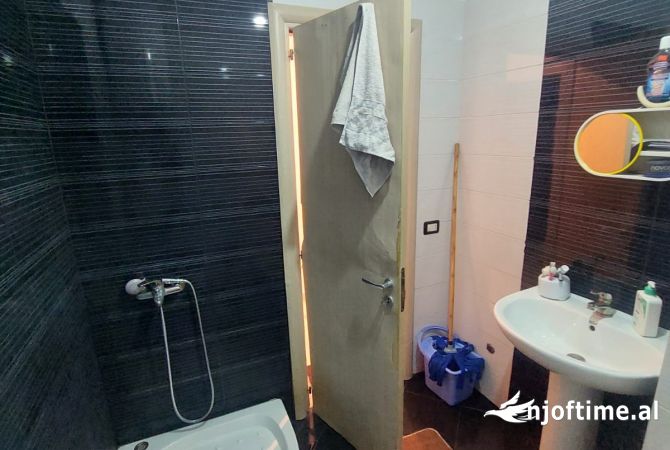 Shtepi ne shitje Apartament ne Tirane, 2+1, Mobilimi E mobiluar, Pagesa 160,000  Euro.