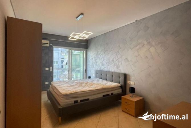 Shtepi ne shitje Apartament ne Tirane, 2+1, Mobilimi E mobiluar, Pagesa 198,000  Euro.