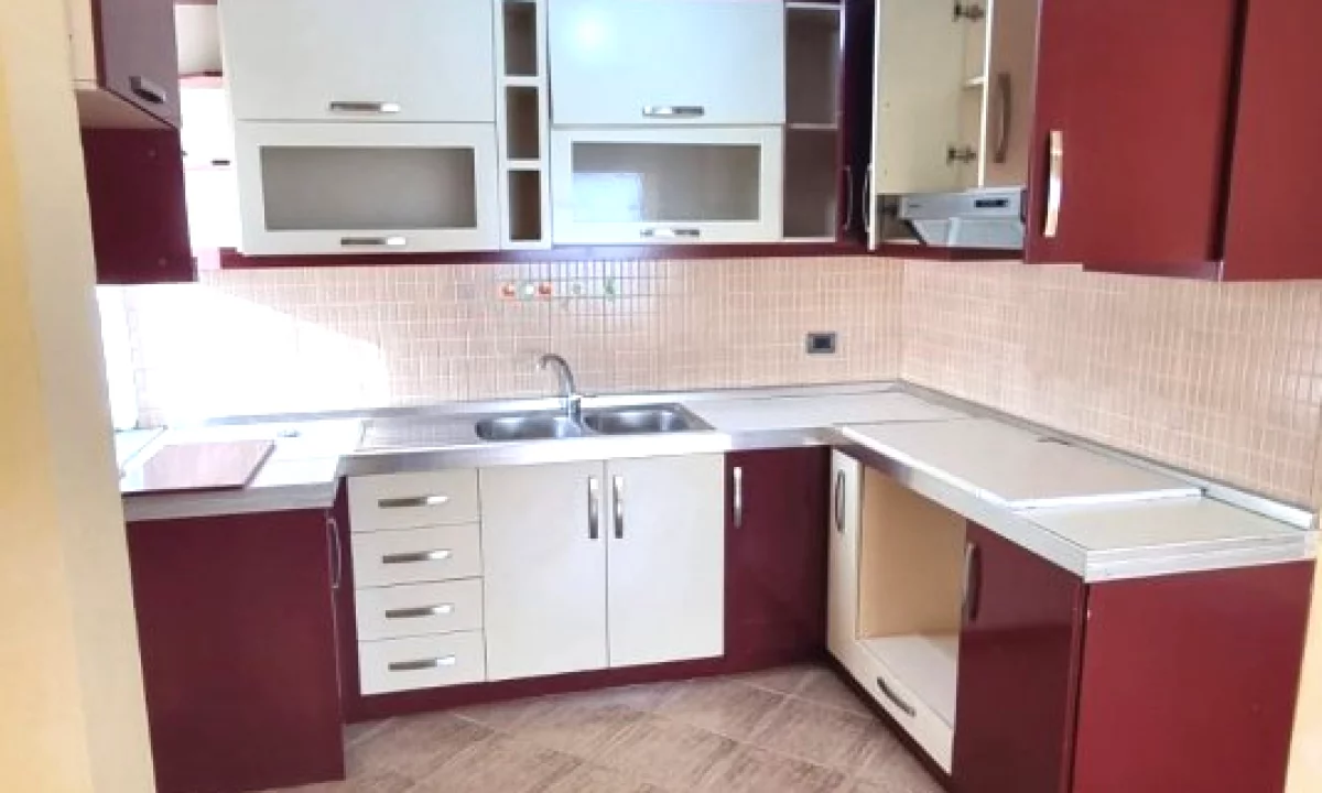 Shtepi ne shitje Apartament ne Tirane, 1+1, Mobilimi Pjeserisht e mobiluar, Pagesa 70,000  Euro.