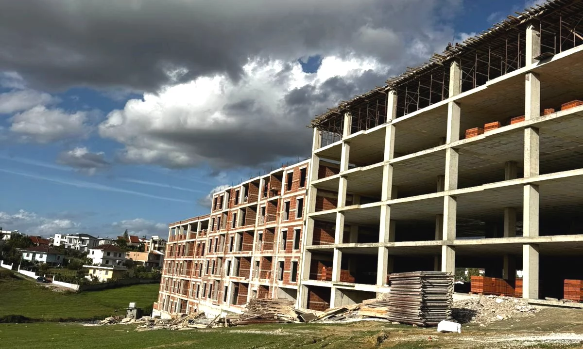 Shtepi ne shitje Apartament ne Tirane, 2+1, Mobilimi Bosh, pa mobiluar, Pagesa 76,000  Euro.