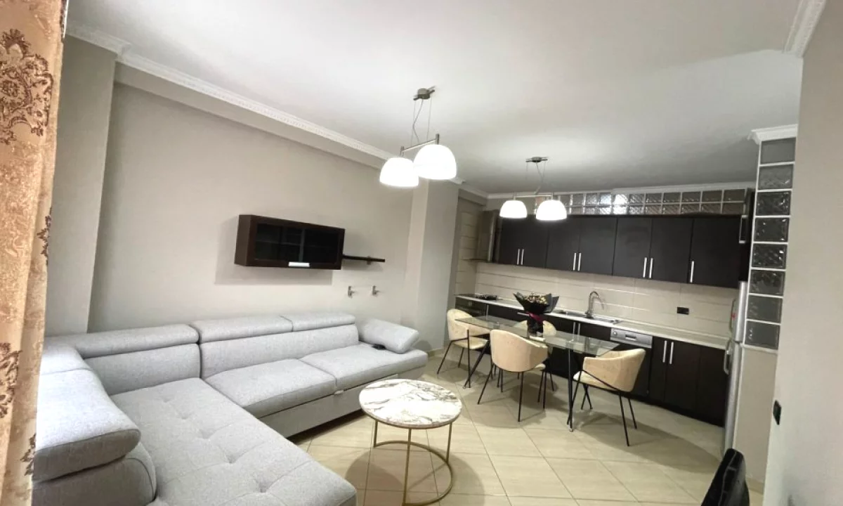 Shtepi ne shitje Apartament ne Tirane, 2+1, Mobilimi E mobiluar, Pagesa 150,000  Euro.