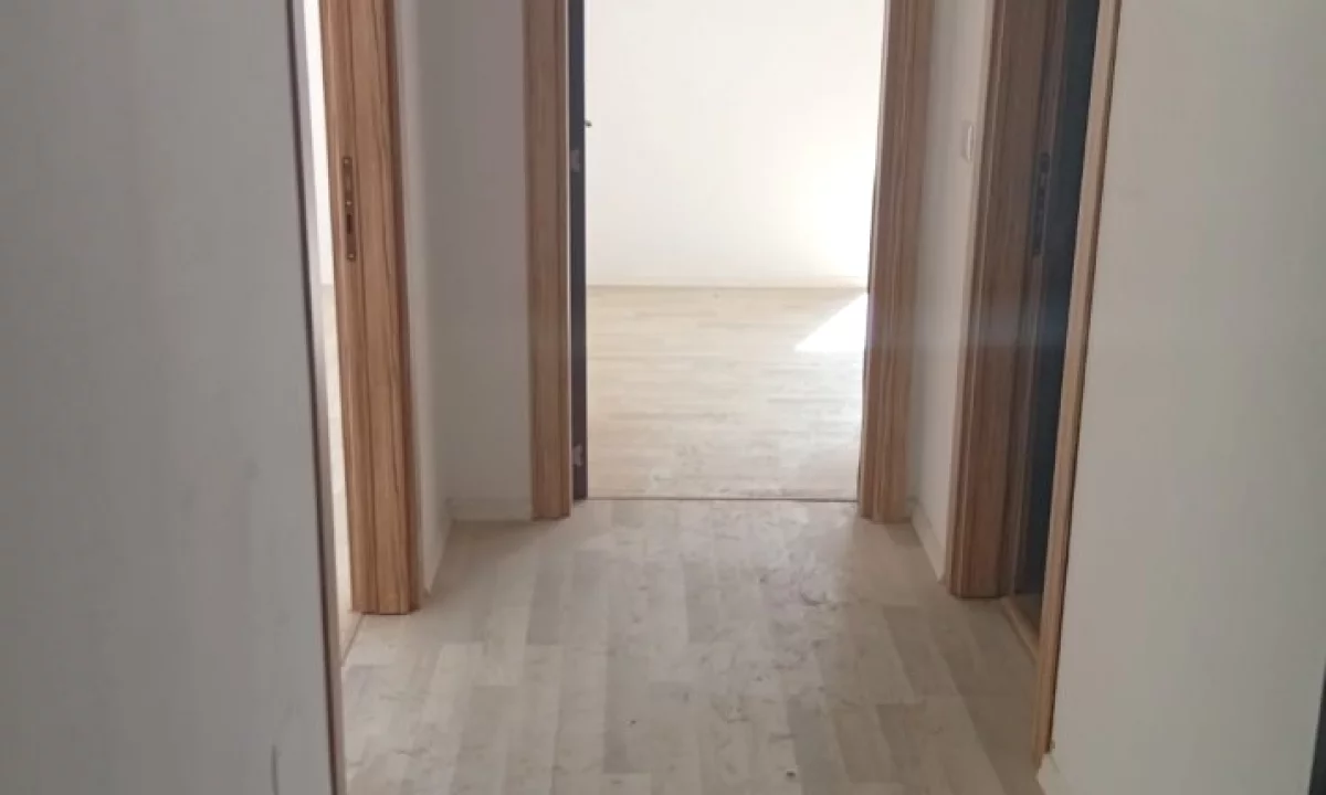 Shtepi ne shitje Apartament ne Tirane, 2+1, Mobilimi Bosh, pa mobiluar, Pagesa 186,000  Euro.