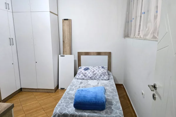 Shtepi me qera Apartament ne Tirane, Garsoniere, Mobilimi E mobiluar, Pagesa 300  Euro.